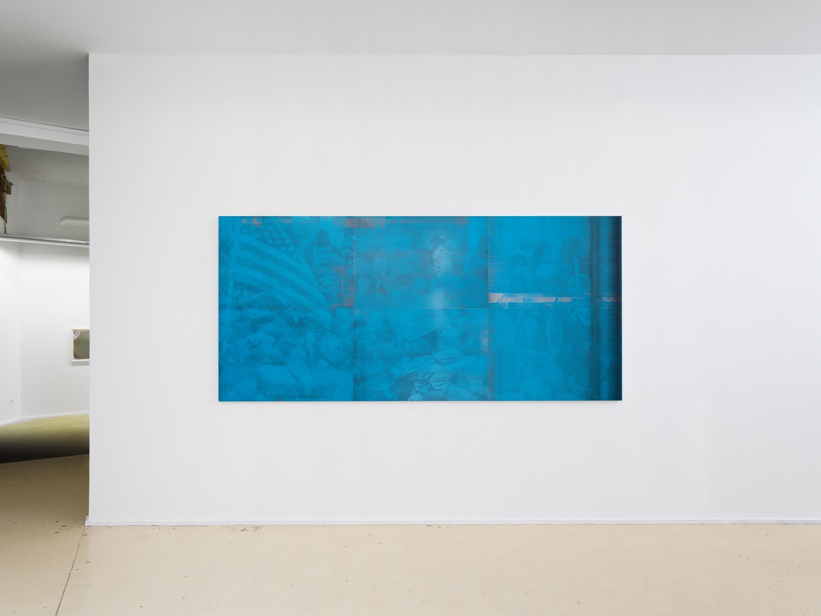 Vue de l'exposition "Transparences liquides", 2025 /  Emmanuel Van der Auwera, Memento 59 (Capitol Black), 2025, tirage sur plaques offset ayant servi à l’impression de journaux, 132 × 288 x 3 cm, courtesy de l’artiste et de la galerie Harlan Levey Projects (Bruxelles)
